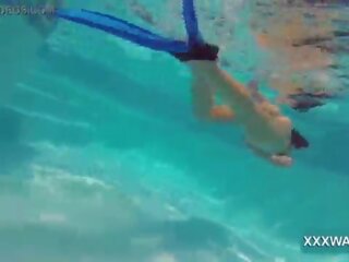 Magnificent брюнетка виклик дівчина цукерки swims підводний