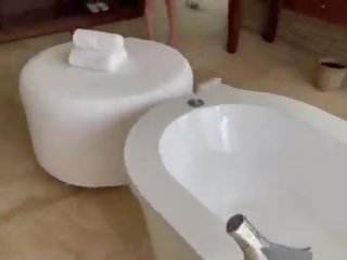 Vacation- aficionado joven dama anal corrida interna en la bañera habitación