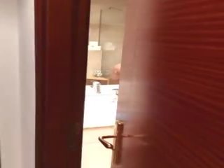 บิดเบือน วีดีโอ บลอนด์ หนุ่ม หญิง ในระหว่าง ออกัสซั่ม ใน โรงแรม อาบน้ำ