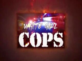 Pieprzyć the policja - karzeł blondynka białe lassie cops raid lokalny stash dom i seize custody z duży czarne kutas na pieprzenie