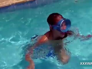 Magnificent bruna chiamata ragazza caramella swims sott’acqua