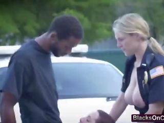 Desagradable y pechugona policía putas follada duro por un negra tío ellos arrested