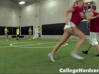 Università gli sport dodgeball gioco rapidamente diventa hardcore orgia wow cr12385